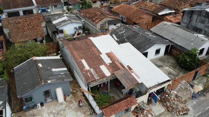 Imagens aéreas da casa que foi destelhada complentamente.  