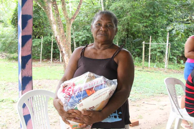 Cerca de 1,5 tonelada de alimentos é distribuída às famílias quilombolas do Abacatal