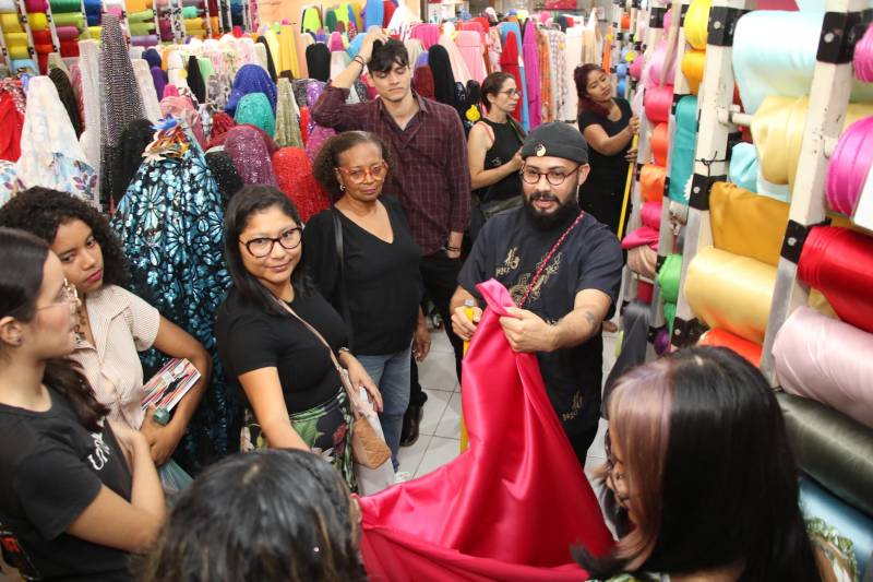 Alunos do curso de Moda do CIP vivenciam a rotina de uma empresa de tecidos