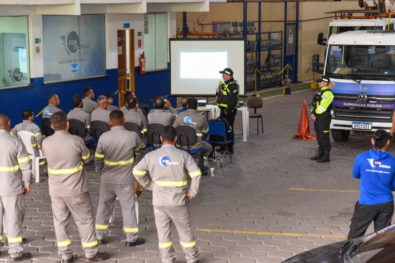 Colaboradores recebem palestra.