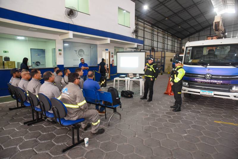 Agentes da Semutran em palestra sobre direção defensiva