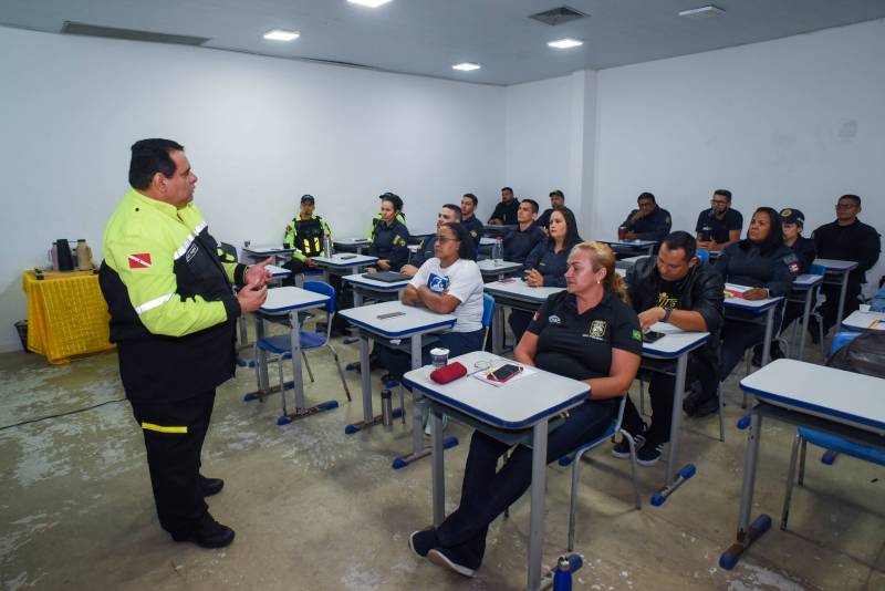 Agentes da Semutran ajudam na capacitação de instrutores.