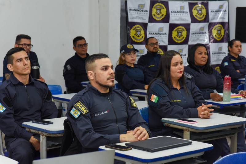 Policia Municipal recebem orientações de trânsito.