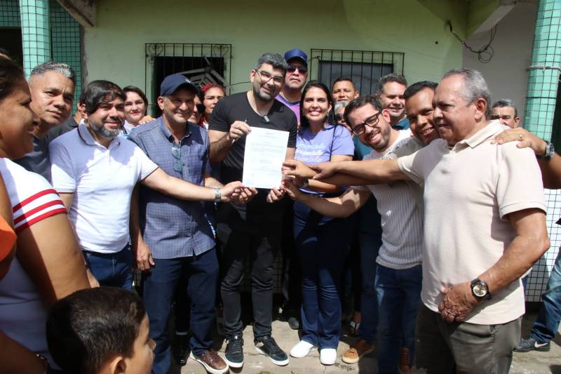 Prefeito Daniel Santos e autoridades municipais com a Ordem de Serviço assinada.