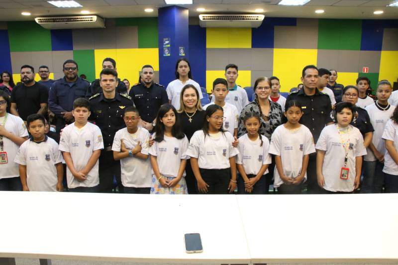 Participantes e os organizadores do projeto "Anjos da Guarda".