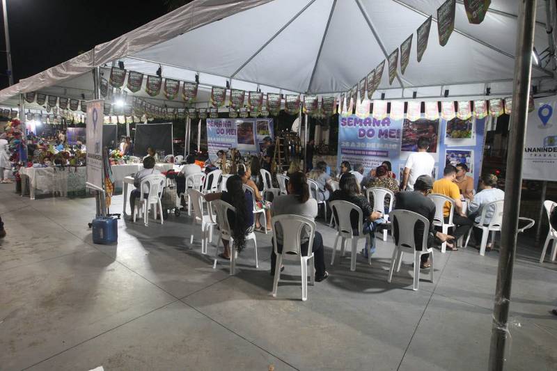 Empreendedores recebem orientações.