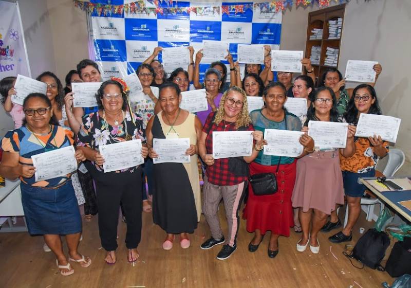 Bolsas que contam histórias: mulheres concluem curso e projetam novos caminhos