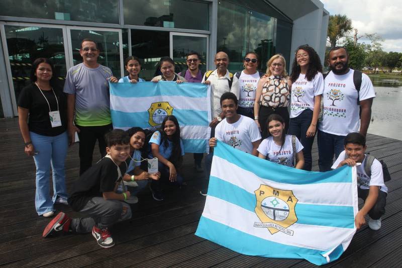 Comissão de estudantes e professores marcando presença na  Conferência Estadual Infantojuvenil pelo Meio Ambiente 