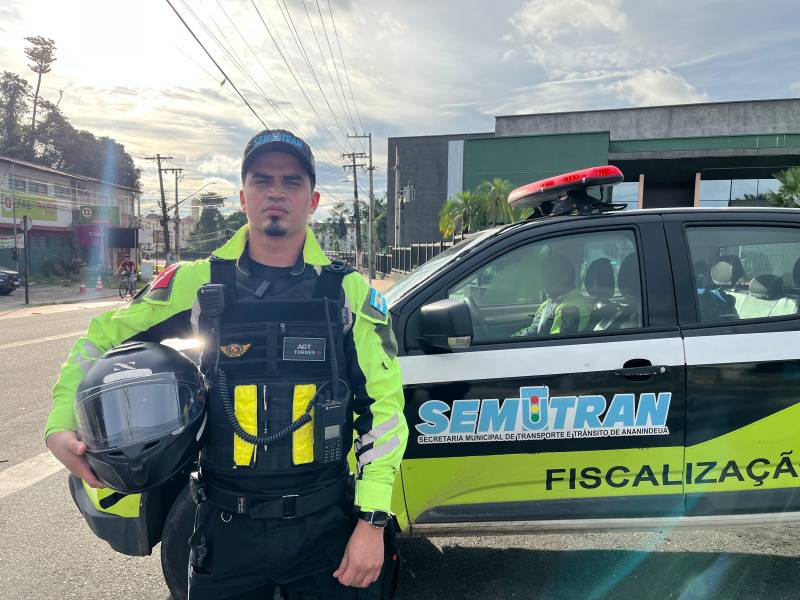 Agente de trânsito na orientação devida do capacete.