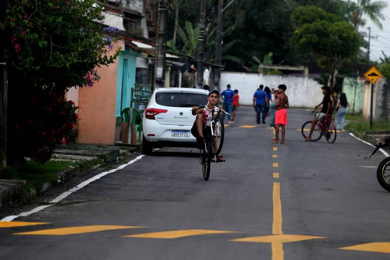Moradores brincam e celebram asflato novo.