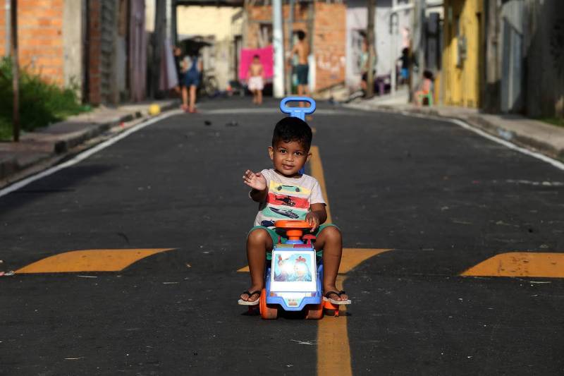 Crianças podem brincar tranquilas no asfalto.