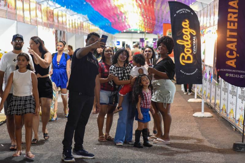 Famílias participam do Forró Ananindeua.