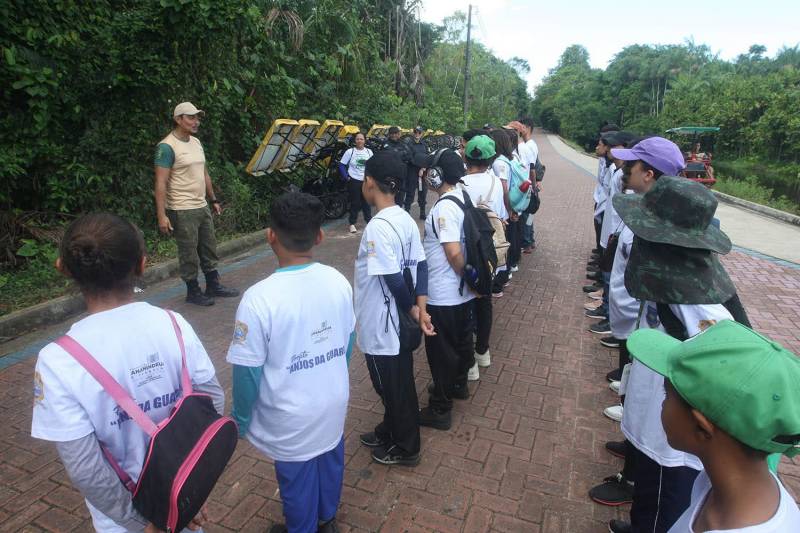 Alunos do projeto Anjos da Guarda participam de trilha e plantio no Parque do Utinga