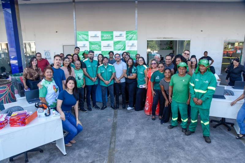 Prefeito com servidores da SEMA.