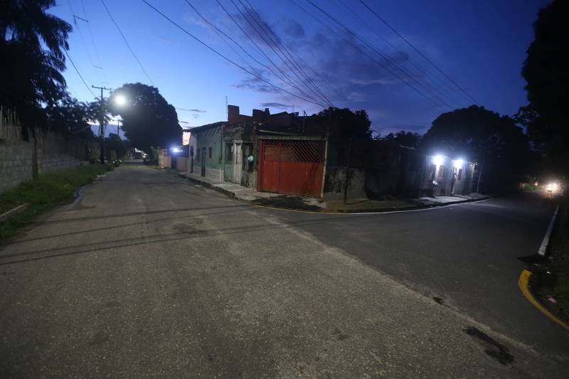 Prefeitura entrega mais de 1 km de vias pavimentadas no Curuçambá