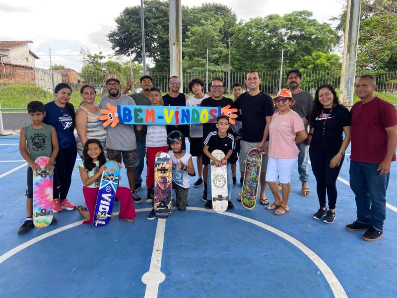 Professores e alunos do projeto cafè com Skate com o secretario de Cultura Breno Mesquita 