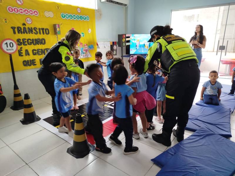 Agentes ensinam alunos da UEI Paulo Fernandes Macedo.