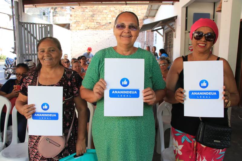 A felicidade das moradoras da comunidade São Francisco com seus documentos em mãos.