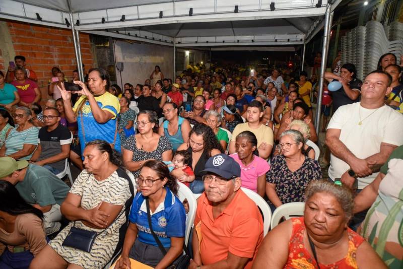 Comunidade do Jardim Nova Vida na entrega de Certidões de Imóveis.