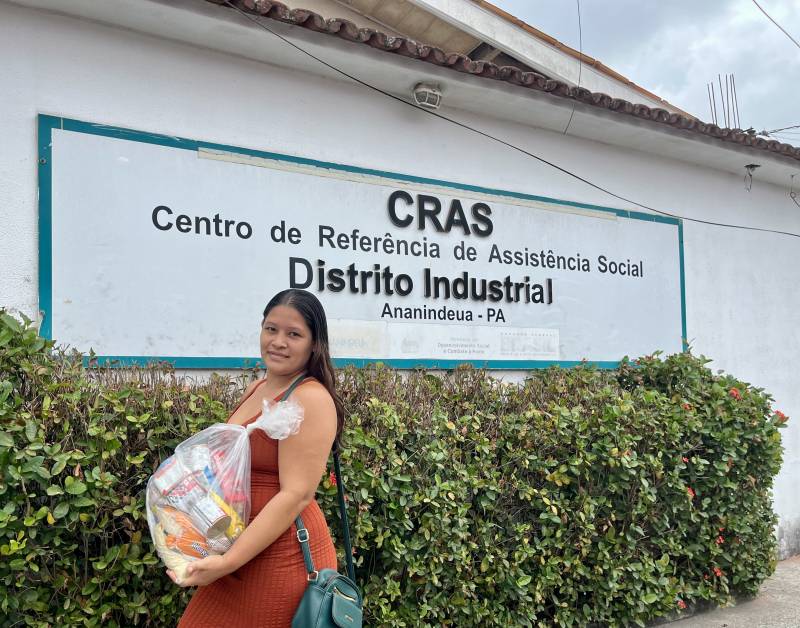 SEMCAT entrega apoio alimentar às famílias atendidas pelo CRAS 