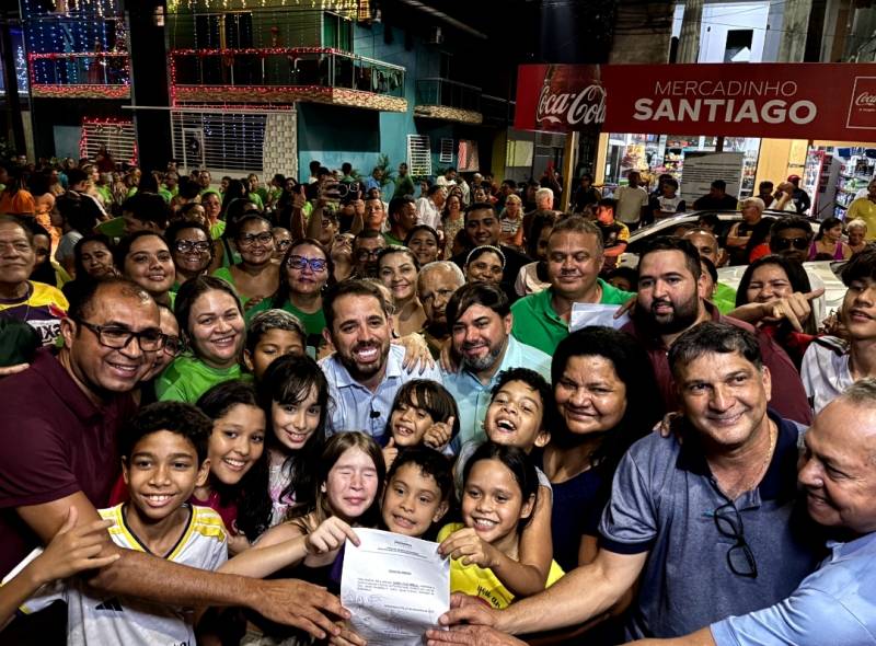 Público ao lado do vice-prefeito.