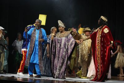 Galeria: O Herdeiro Cativo do Reino de Mamwe, pauta Racial no teatro Municipal