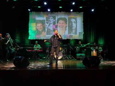 Mahrco Monteiro emociona público com tributo à Gal Costa no Teatro Municipal de Ananindeua