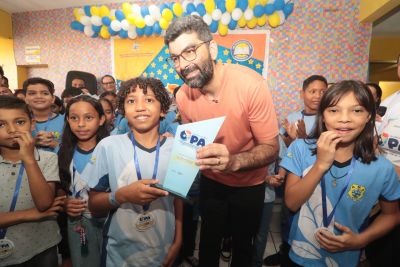 Alunos da rede municipal de educação recebem medalhas e seguem para conhecer a Europa como premiação da OPA 2024