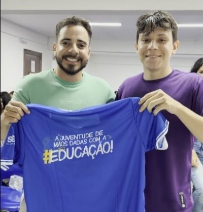Sejuve entrega uniformes a estudantes do cursinho municipal