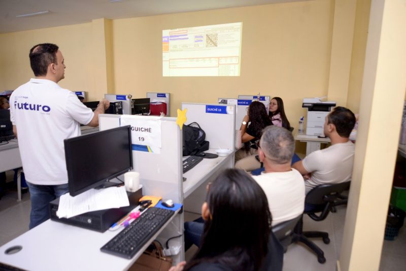 Entrega de centrais de refrigeração pela SEMCAT