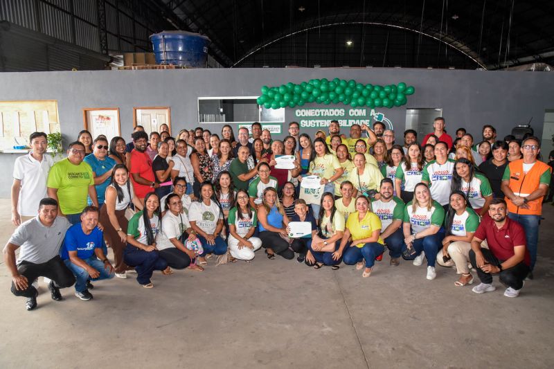 Projeto Conectados com Sustentabilidade com entrega de certificados e computadores