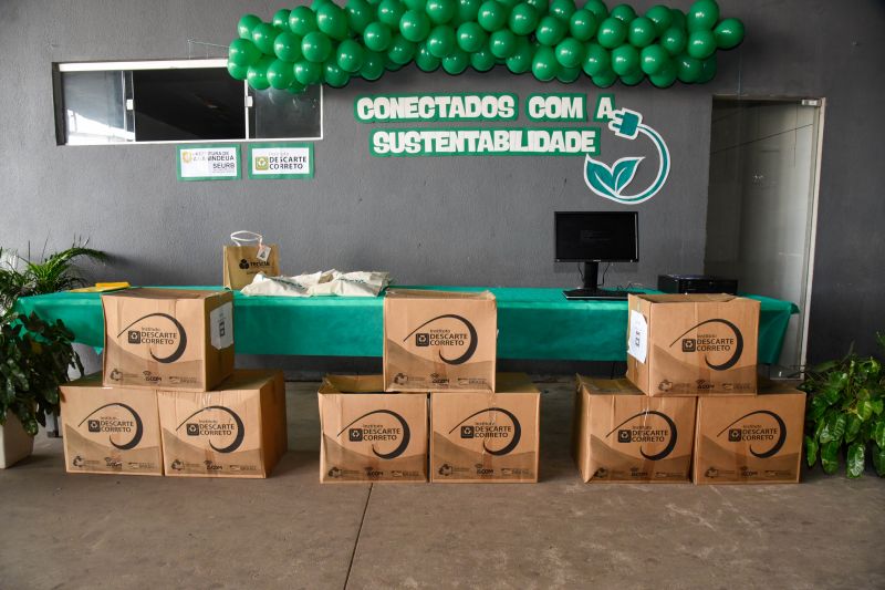 Projeto Conectados com Sustentabilidade com entrega de certificados e computadores