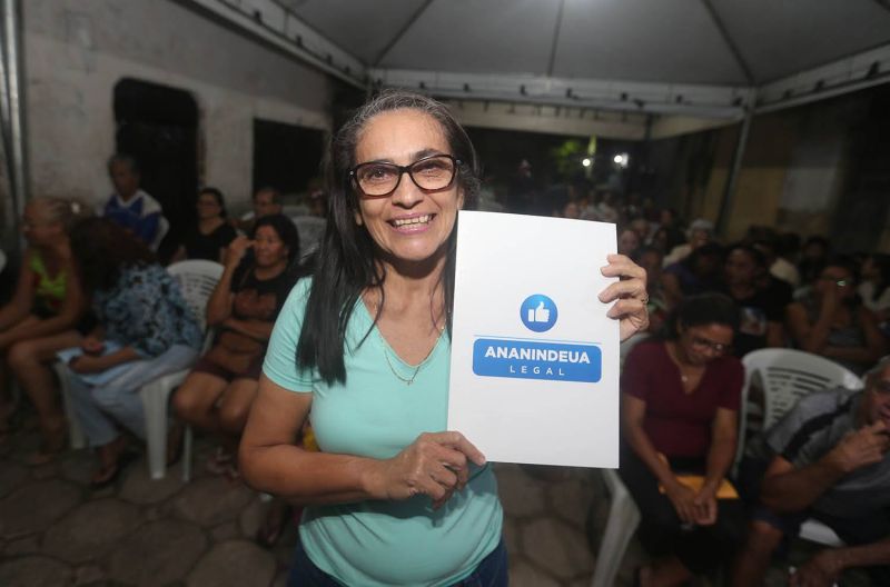 Entrega de certidões de registro de imóveis na comunidade Levilândia