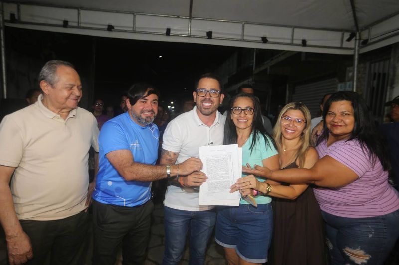 Entrega de certidões de registro de imóveis na comunidade Levilândia