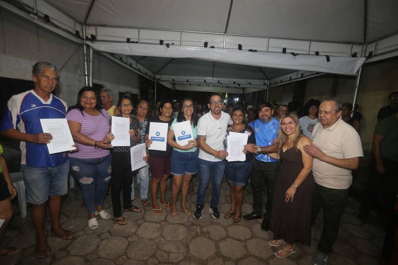 Entrega de certidões de registro de imóveis na comunidade Levilândia