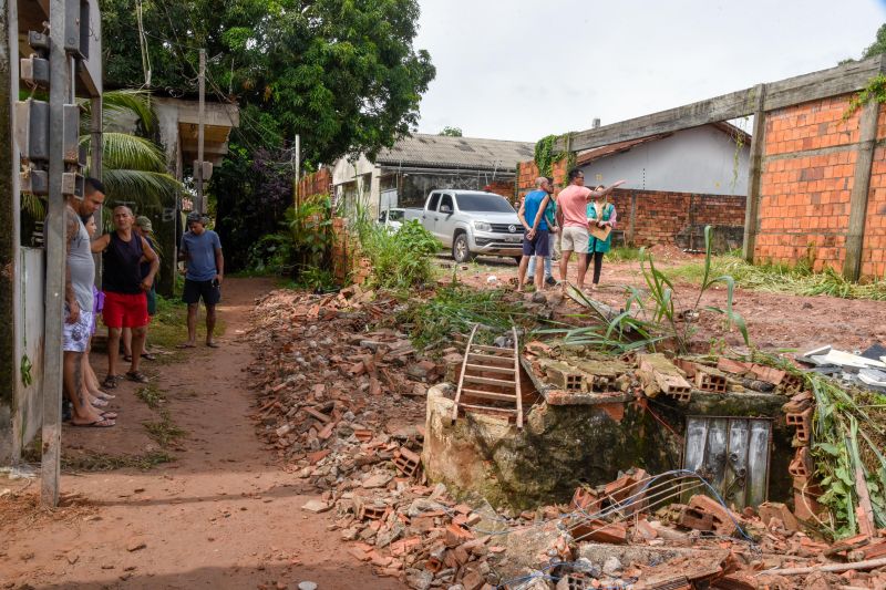 Equipe da Secretaria em notificação sobre o desabamento do muro na alameda Sofia no bairro Centro