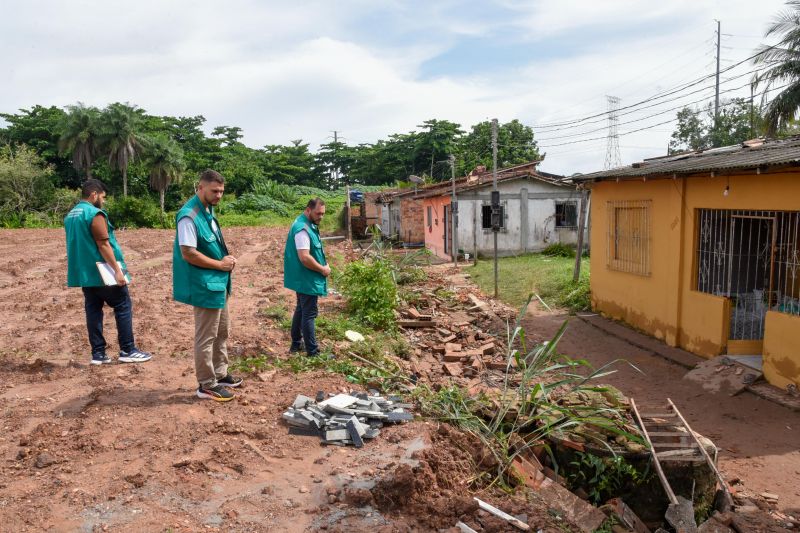 Equipe da Secretaria em notificação sobre o desabamento do muro na alameda Sofia no bairro Centro
