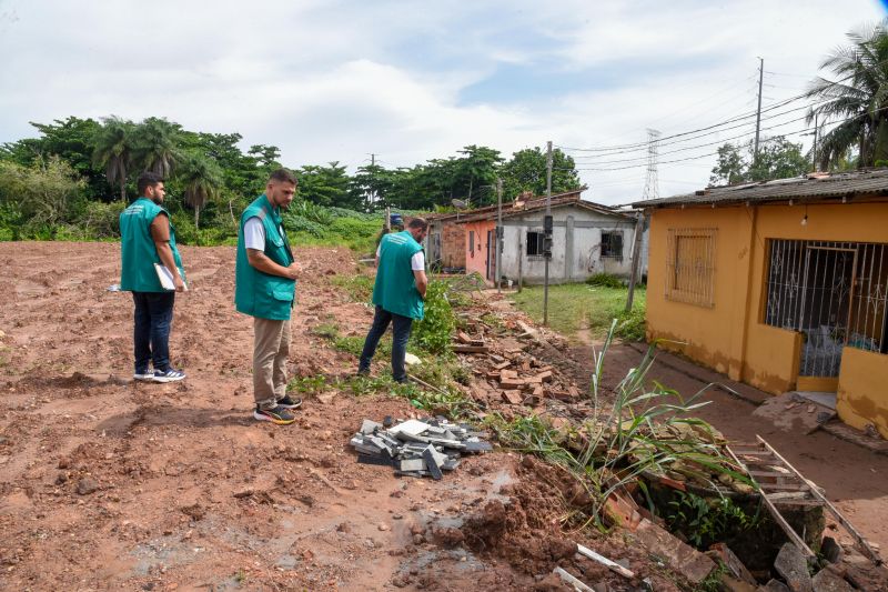Equipe da Secretaria em notificação sobre o desabamento do muro na alameda Sofia no bairro Centro