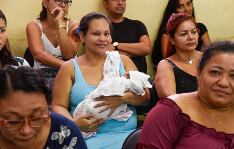 Entrega de Kit Enxoval