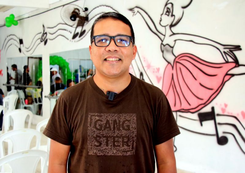 Entrega de computadores para o centro comunitário do Park Anne