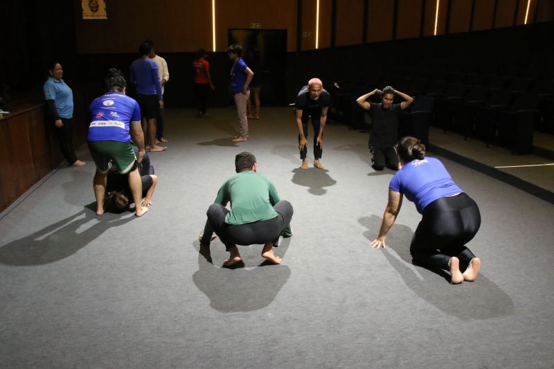 Oficina de Circo no teatro municipal de Ananindeua