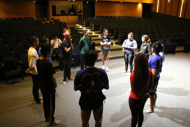 Oficina de Circo no teatro municipal de Ananindeua