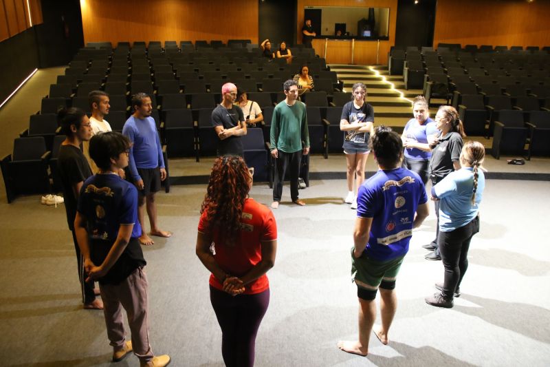 Oficina de Circo no teatro municipal de Ananindeua