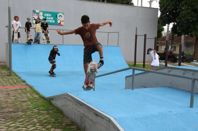 Café com skate edição especial em comemoração do dia Internacional da mulher e melhores do ano no Céu das Artes

