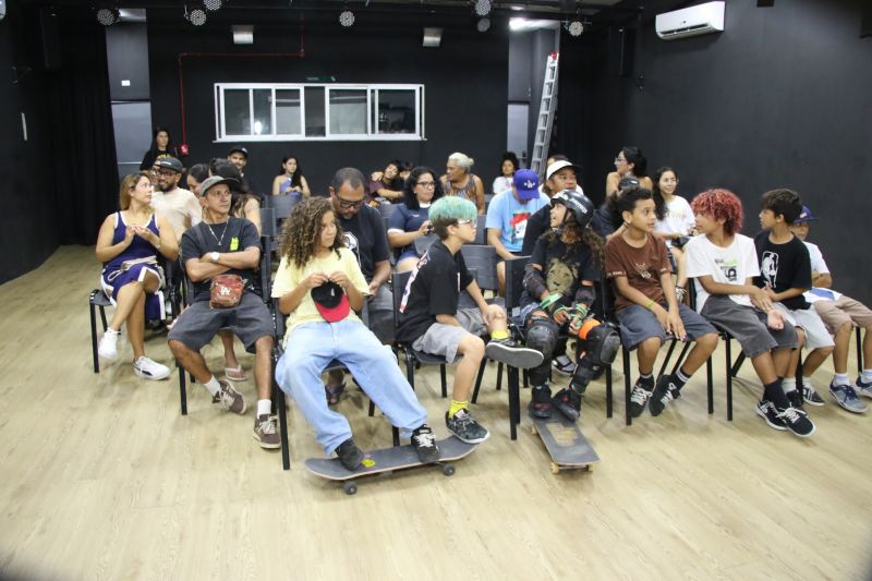 Café com skate edição especial em comemoração do dia Internacional da mulher e melhores do ano no Céu das Artes
