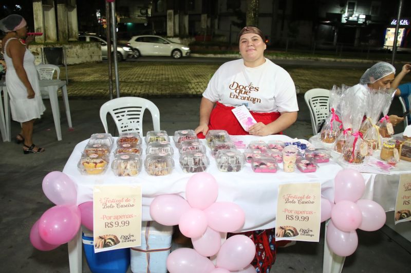 Festival de Bolos na praça da Bíblia