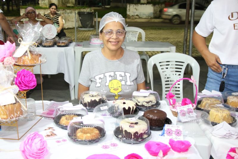 Festival de Bolos na praça da Bíblia