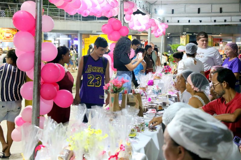 Festival de Bolos na praça da Bíblia