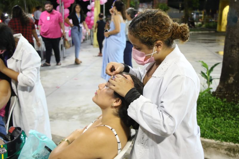 Festival de Bolos na praça da Bíblia