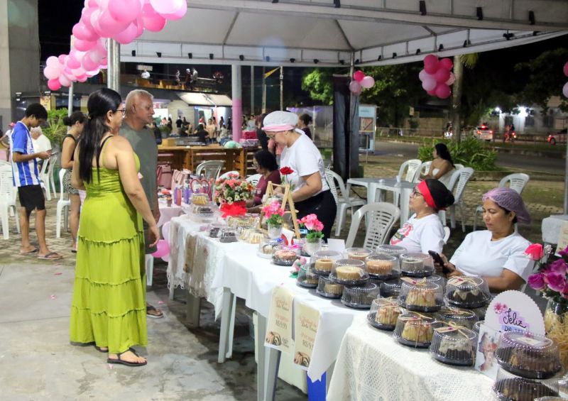 Festival de Bolos na praça da Bíblia